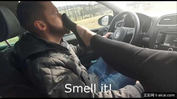 用大美女Emmy的臭袜子当口罩就是爽！小伙吸着Emmy的臭袜子逛街  bf3261