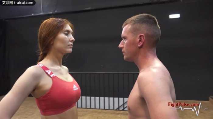 当格斗演变为一场单方面的毒打!男选手狗头被女格斗家像球一样踩爆! bf718