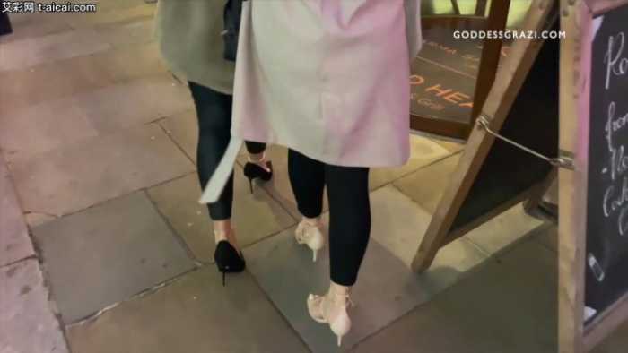 Grazi劲爆餐厅公共场合调教脚奴！女神和闺蜜吃饭，贱奴清理臭汗脚bf23506