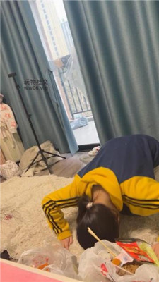 【小凤梨】闻舔臭鞋/自己抽耳光 JS241213-43