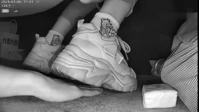 B777 – 无意识可爱棉袜厚底运动鞋小姐姐踩全手 bf49596