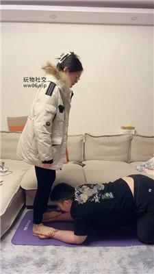 【埋汰】风衣女神骑马虐脚下奴【上】 bf49673