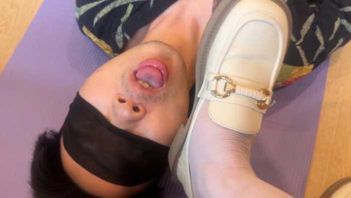 【黑丝诱惑】沐沐女主好几双原味脏鞋的鞋底清洁器 YC-250128