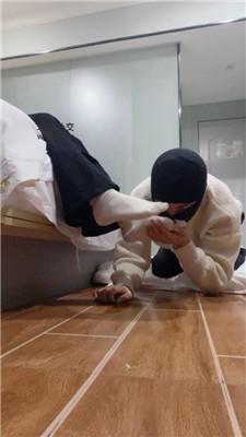 【小凤梨】白棉袜玉足玩虐贱奴 JS250215-4