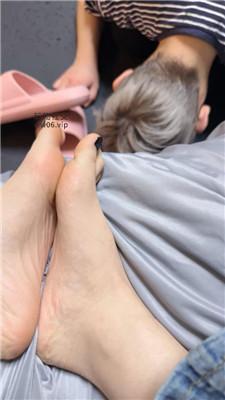 【安安sama】裸足狂舔-高跟全体重踩 bf51024