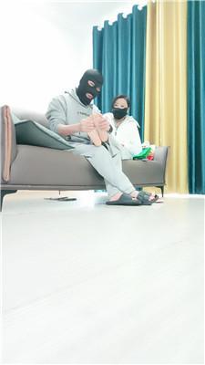 【卡罗琳】诱导做客同事做脚奴 JS250401-29