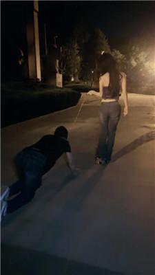 【晨晨】牛仔裤女神户外遛狗 bf53303