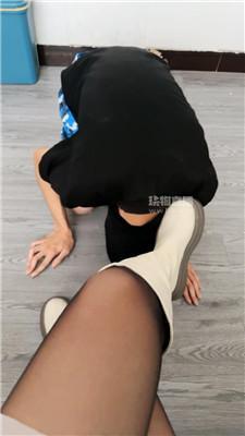 【小鱼】下跪清理脏长靴 JS250804-2