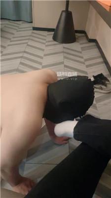 【小凤梨】鞭打滴蜡舔臭脚丫 JS250809-5