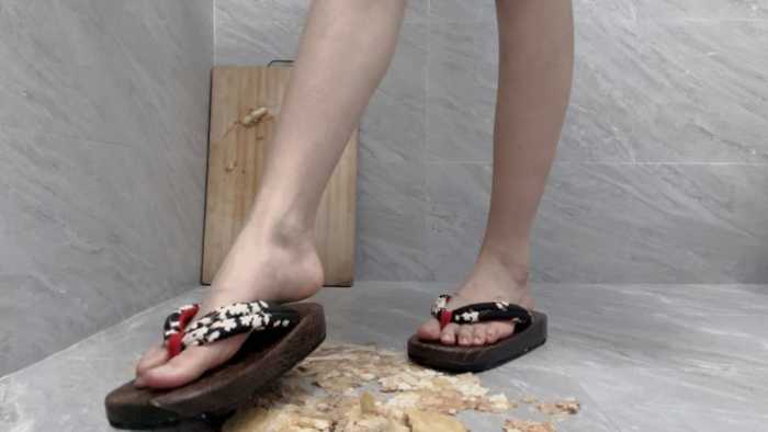 【莓子】羞辱前男友 踩踏汉堡套餐 YC-250825-2