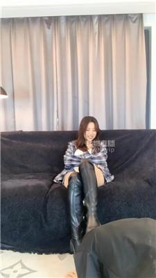 【女生也能很暴力】长靴捂超臭白袜气味辱 bf57685