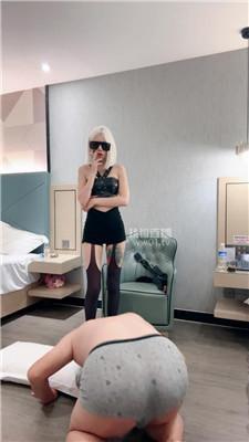 【黛安娜】墨镜女神抽耳光sp-黑丝踩 JS251010-8