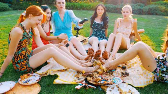 （自购）6位美女户外野餐踩食物 JS251022~1