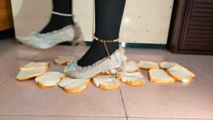 高跟踩面包 JS251026~1