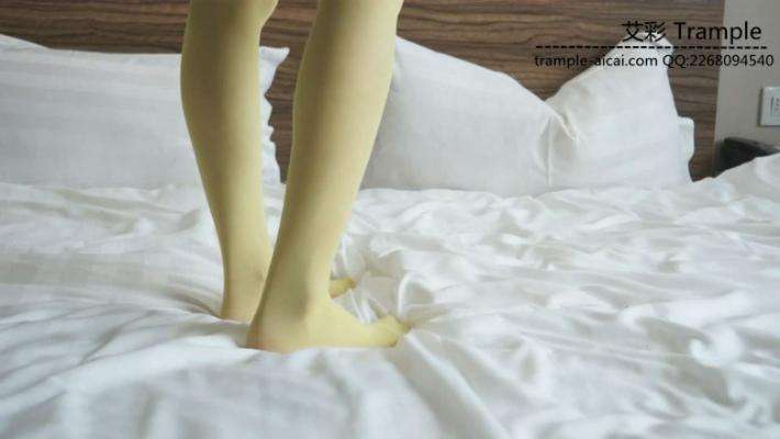 艺校美女原味小白鞋踩草莓