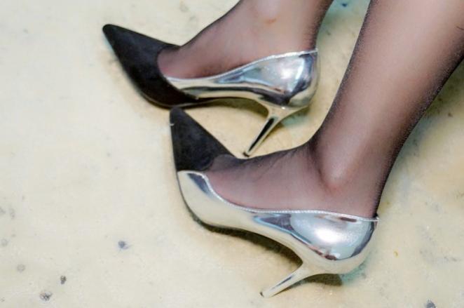 美诺女主在卫生间对贱奴的踩踏喂食