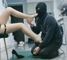 【小小小魔女】陪酒小妹高跟肉丝辱狗/全体重踩踏 bf24121