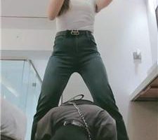 【妮蔻】转胯狗爬/小白鞋踩踏/耳光/脚下喂食/闻鞋闻袜 bf40806