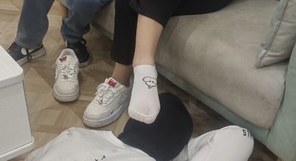 精神小妹双人真实踹踩舔鞋闻脚羞辱 YC-241107-2