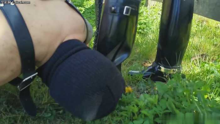 被欧洲农场主小妹当牲畜养在农场里!每天舔干净她们马靴脏鞋底 JS241210~5