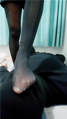 【樊儿】黑丝美腿踩虐地毯奴 bf48050