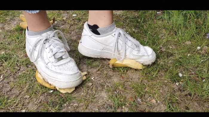 健身美女经典空军一号户外碾踩水果和食物与泥土融为一体 YC-250420-4