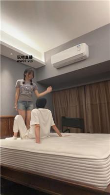 【猴歌】牛仔裤坐脸-白袜脚踩 bf52885