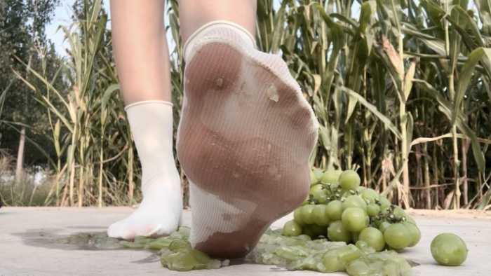 【莓子】白袜踩碎葡萄，汁水爆出 YC-250920-3